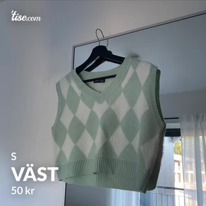 Väst - läs texten i min bio innan ni skickar massa frågor! snabba, direkta och krångelfria köp prioriteras! säljer ut massa från min garderob till ett billigt pris, pruta ej! fast fraktpris! önskar du däremot köpa flera av mina kläder kan jag skicka detta i samma paket för fraktpriset av en! 