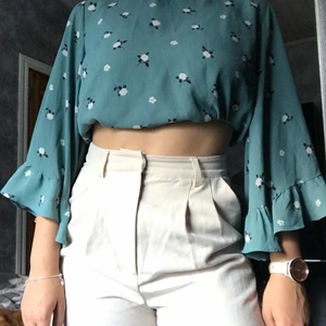 Blus från Ginatrivot | Storlek: 40 - Grön blus med vita blommor. 100% polyester | Söt och somrig blus med svalt material. Använd två gånger innan. 🛑Du betalar frakt🛑