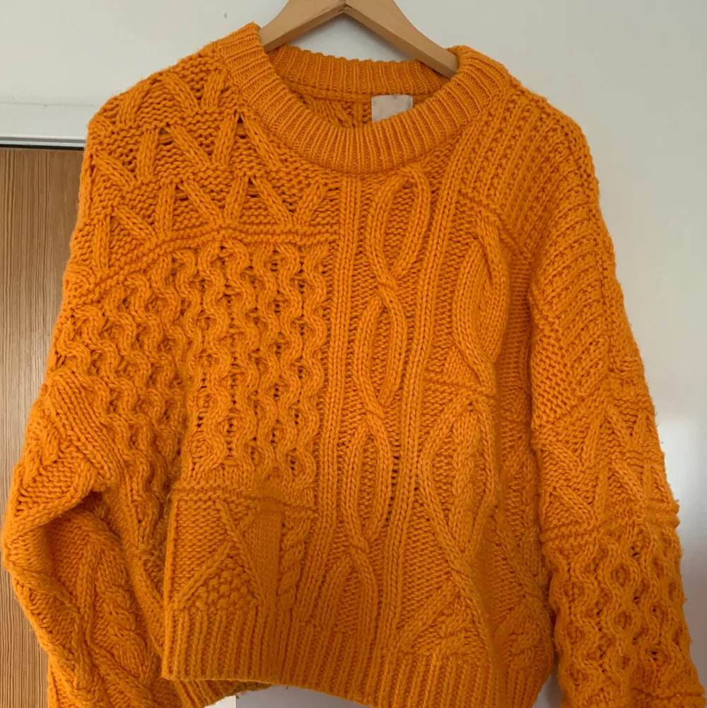 Så snygg orange stickad tröja från H&M 🧡. Stickat.