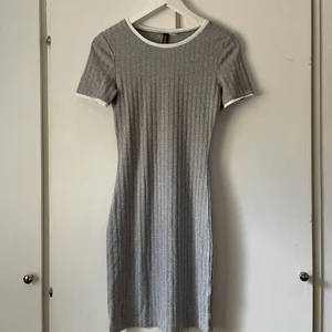 Grå klänning - Säljer denna sjukt snygga gråa klänningen som är från hm. Den är in storlek 36 men passar 38 också skulle jag säga. Vet inte vad original pris är men mitt pris är 35kr. Köparen står för frakten💕
