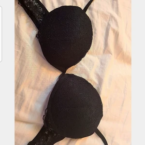 Svart Spets-BH - Svart Spetsmönstrad BH B-kupa