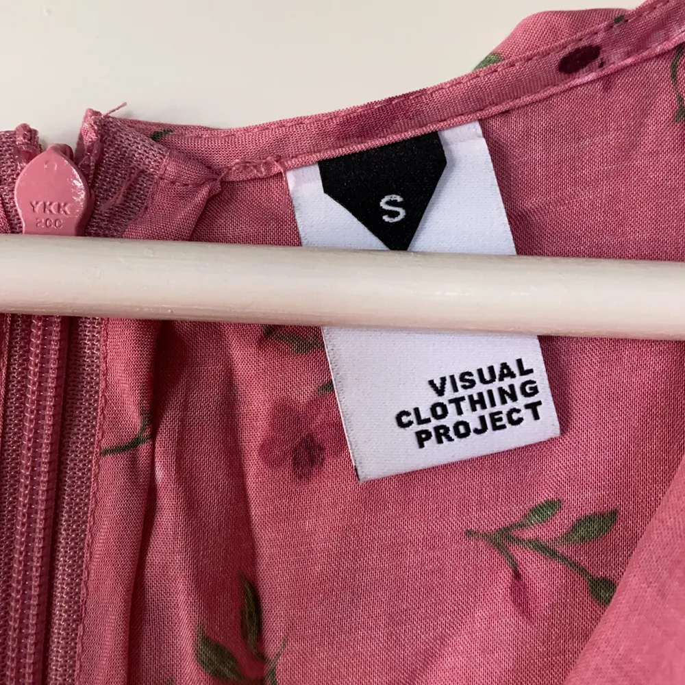 Supersöt rosa blommig klänning.stl S Från visual clothing projekt. Lite volanger. Tunt o skönt tyg.. Klänningar.