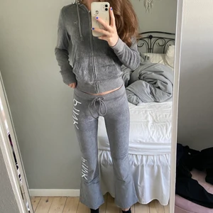 Pink sett - Prövar att lägga upp igen då jag verkligen vill få den såld! Superfint pink mjukis sett som är köpt i new york för flera år sedan, den har paljetter på båda fickorna dar bak och det står pink på ryggen på tröjan. Byxorna är för korta på mig som är 178!