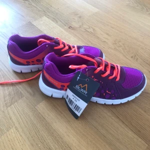 Sneakers storlek 39 - Oanvänd 