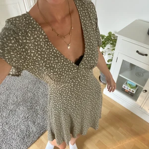 Söt sommarklänning militärgrön blommig - SÅ FIN klänning från ett australienskt märke. Storlek S-M 💕 125kr + frakt 