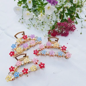 Blommiga stålklämmor  - Så fin och söt hårklämma i stål. Extremt bra kvalité och passar för även tjockt hår.