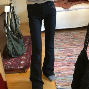 Diesel bootcut jeans - Från Diesel och I perfekt skick! Jag är ca 160! Waist 25, längd 32 