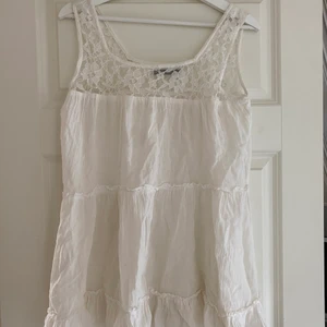 Vit spets topp  - Vit topp med spetsöverkant, jättefin till sommaren Men kommer ej till användning 