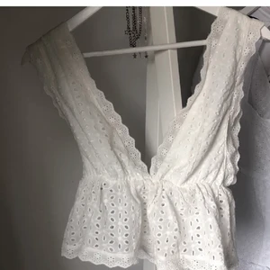 Vitt topp - Säljer denna söta topp, vet ej vilket märke den är ifrån. Jag köpte denna topp här på plick av en tjej som heter Sofia Simon, jag tycker om denna topp jättemycket men måste tyvärr sälja den för att den var för stor för mig. Om ni har några frågor eller funderingar så kan ni bara höra av er! Säljer denna för 150