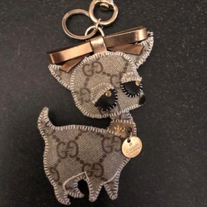 Gucci chihuahua väskbling - Gucci chihuahua väskprydnad, 12 x 7 cm. Väldigt gullig. Ni får även liten Guccipåse