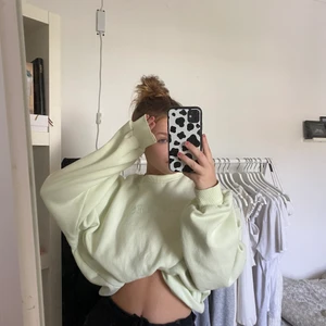 Sweatshirt från Gina  - Säljer denna tröjan då den inte kommer till användning den är i bra skick