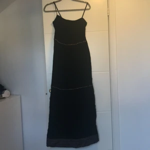 Fin och lång sommar klänning  - Jätte fin sommar klänning med mönstriga ränder.