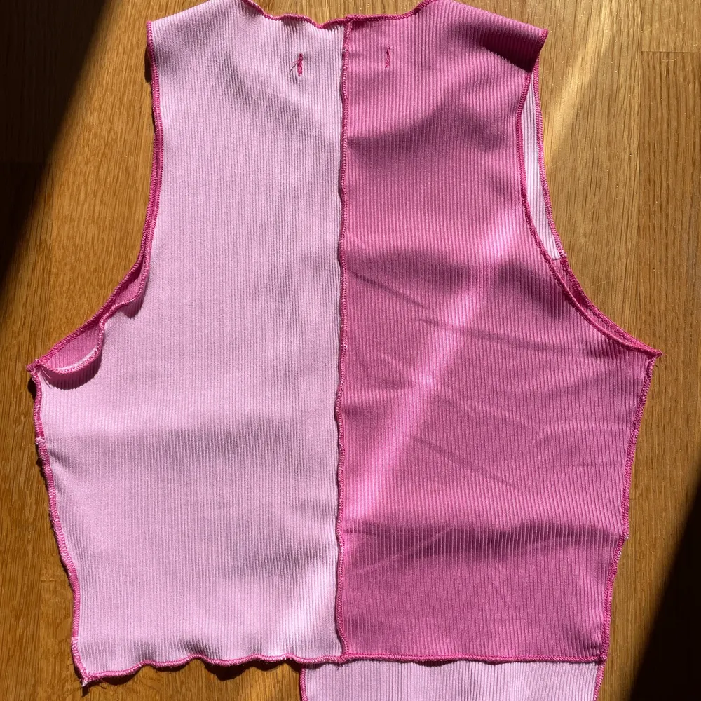Ett jättefint rosa linne Y2k med två olika nyanser. Snyggt sytt och är väldigt stretchig i tyget!! För att se baksidan av linnet bläddra till bild tre. Använd 2-3 gånger så nyskick!💗frakt 45kr!!!!!!. Toppar.