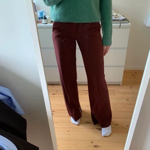 Vinröda kostymbyxor från Zara - Säljer dessa vinröda kostymbyxor med en ca 1 decimeter lång slits på innersidorna. Köpt på zara i storlek S. Använda 2 gånger så är i mycket bra skick. Startar budgivning om många är intresserade. Hör av er vid intresse!