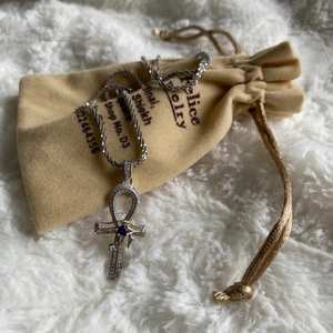  Silver Ankh halsband  - Ett silver halsband med Ankh symbolen (the key of life) köpt från Egypten. Tyvärr har den aldrig kommit till användning.. Fraktkostnad tillkommer, hör av er vid frågor 🌸✨
