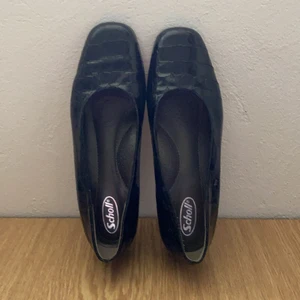 Skinnskor från Scholl stl 37 - Sköna skor med klack från Scholl i stl 37.  Läder. Begagnat skick. Djur- och rökfritt hem.