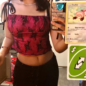 Topp - Söt rosa topp/linne med justerbara snören<3💗 strl S men skulle passa M då den är stretchig och XS då man kan knyta den<3 Endast använt ett par gånger<3