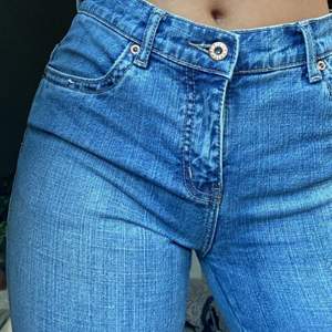 fina jeans som är både låga i midjan men även lite utsvängda ner till. Säljer de pågrund av ingen användning, de är i strl 36💙