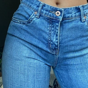 jeans - fina jeans som är både låga i midjan men även lite utsvängda ner till. Säljer de pågrund av ingen användning, de är i strl 36💙