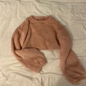 fluffig tröja - en jättesöt tröja som jag tyvärr aldrig använt :( den är varmare än vad den ser ut och skulle nog säga i storlek M och inte L fastän det står L 💕