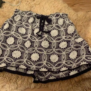 Storlek 140  - En tjol med silver kedja där framme i fin skick 