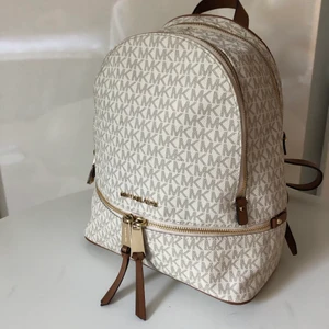 Michael kors väska  - Michael kors väska som är köpt för cirka 3/4 år sedan. Jag har väskpåsen och kvittot kvar. Köpt för 281 euro, ungefär 2800kr. Gratis frakt. Pris kan diskuteras.  Skriv om du har några funderingar ☺️