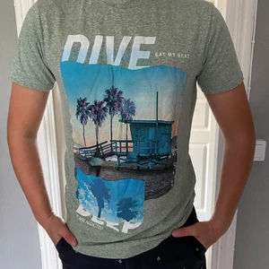 Jack & Jones T-shirt storlek M - Säljer en jack &jonds t-shirt i storlek M. Motiv på framsidan. Nyskick. Köparen står för frakt.