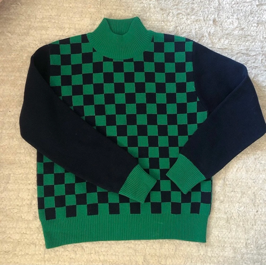 Rutig stickad tröja