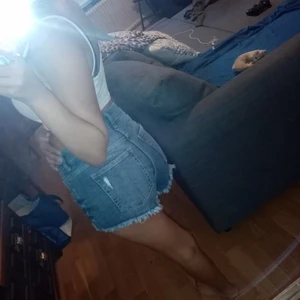 Storlek 36  - Lågmidjade korta shorts blåa, kommer ej till användning 