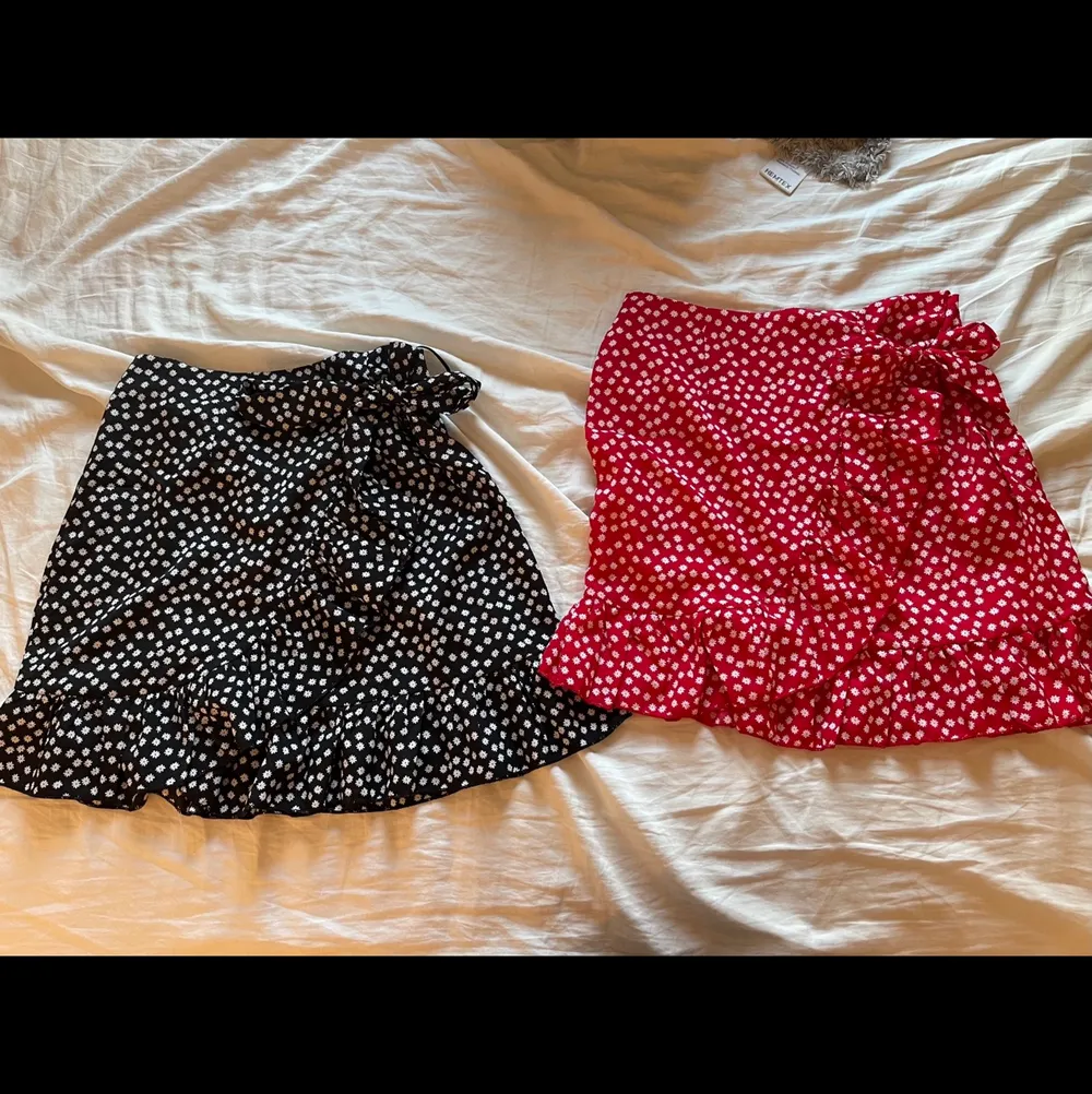 Säljer dessa 2 trendiga kjolar med knytning ovanför vänstra höften, båda är i storlek s. Säljer dem för antingen 90kr styck eller 150 för båda 🌸. Kjolar.