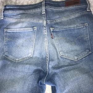 Levi’s jeans  - Blåa Jeans Levi’s. De är rena och nya. Passar inte till kläder. Storlek S. Skriv till mig om du har några frågor eller behöver mer foton😊