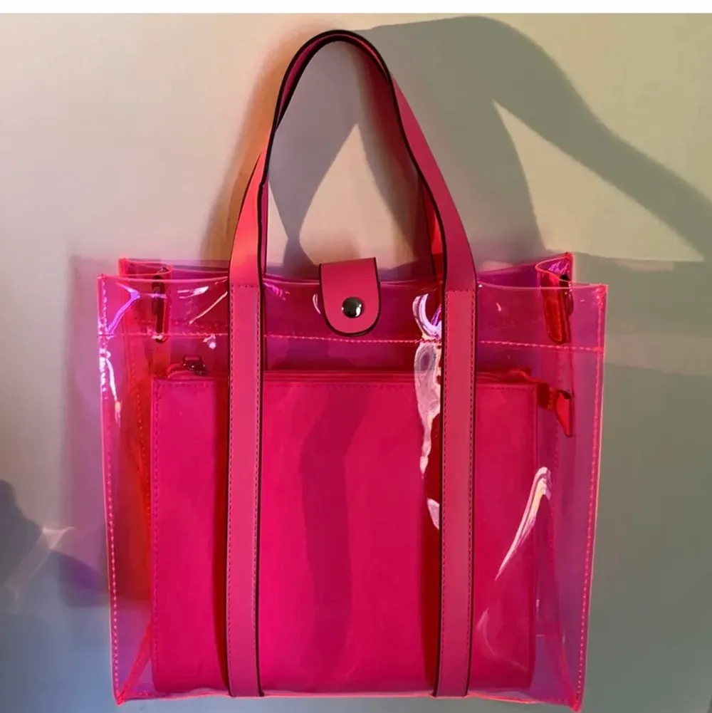 Neon rosa väska från Deichmann. Aldrig använd, ser ut som ny. . Väskor.