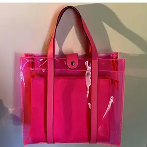 Neon rosa väska från Deichmann. Aldrig använd, ser ut som ny. 