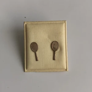 Örhängen - Tennisracket  - Säljer dessa örhängen som ser ut som små tennis racket! Aldrig använda och är gjorda på äkta silver. Det finns två par av dessa