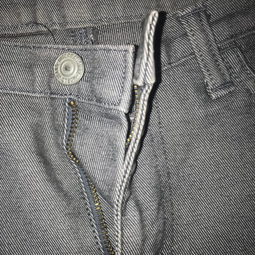 Fina grå jeans med hög väst. De är ganska små för mig. Knappt använda. Storlek XS. Skriv till mig om du har frågor eller behöver mer foton☺️☺️. Jeans & Byxor.