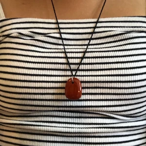 Rödjaspis halsband - Säljer denna fina kristall som man kan sätta på ett halsband!❤️🔮