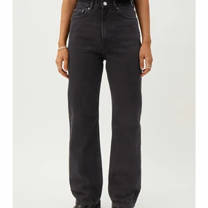 Rowe Jeans - Säljer dessa populära svarta jeans från weekday i modellen Rowe. 💙 Kan mötas upp i Stockholm eller frakta!
