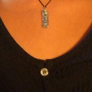 ❤️Säljer ett kyanit halsband jag gjort själv❤️! Kyanit- Bra att meditera med och hjälper med att klara av saker i vardagen som gör oss trötta!🔮 (Äkta kyanit,inköpt från kristallrummet!)