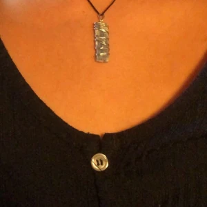 Kyanit halsband - ❤️Säljer ett kyanit halsband jag gjort själv❤️! Kyanit- Bra att meditera med och hjälper med att klara av saker i vardagen som gör oss trötta!🔮 (Äkta kyanit,inköpt från kristallrummet!)
