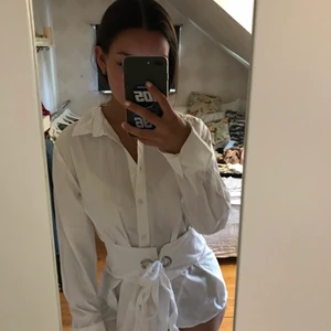 Skjorta - Skjorta från bikbok som man knyter framme vid magen, aldrig använd, köpt för 200 säljer för 80 + frakt☺️