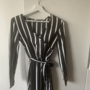 Randig klänning  - Superfin randig klänning med knytande i midjan, 150kr💛