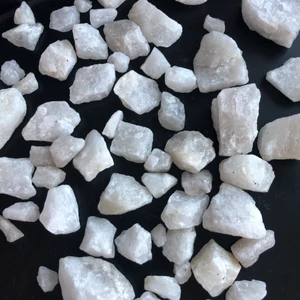 Kristaller<3 - Hej! Säljer nu dessa mjölkkvarts kristaller för 0,5 kr/g. Största kristallerna är ca 50g ✨Köpare står för frakten✨ Hör av er vid intresse