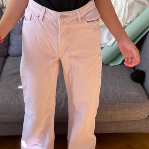 Monki Yoko Jeans Purple - Säljer dessa snygga jeans som är Monkis Yoko Jeans. De är i storlek 25. De är använda men i fint skick. Nypris är 400kr. Modellen är 12 år och 163 centimeter och jeansen passar perfekt på henne. 