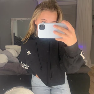 adidas hoddie  - äkta, använd fåtal gånger så i väldigt fint skick, storlek s