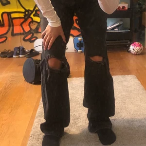 Junkyard jeans - Säljer de här Jättefina mörkgråa jeans med hål som jag köpte på plick men som tyvärr var för stora:/ jag är 165 och de är för långa på mig. Skulle passa någon runt 170-175. Läs min bio och fråga om ni undrar nåt💕
