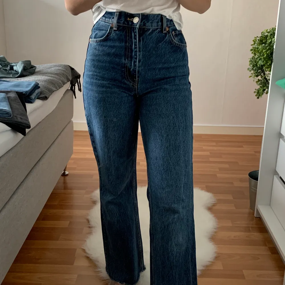 Marinblå jeans köpta från zara för 400kr. Säljs pga att de inte kommer till användning. Är 165cm. Köparen står för frakt. Kontakta vid fler bilder och mått💗. Jeans & Byxor.