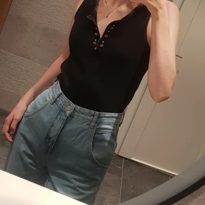 Svart Topp - Svart topp med silvriga utsmyckningar, vet tyvärr inte vilket märke, Storlek 38