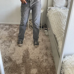 gråa lågmidjade jeans  - säljer mina gråa lågmidjade jeans från zara för att dom inte kommer så mycket till användning. skriv privat för fler frågor 💕💕 buda !!!