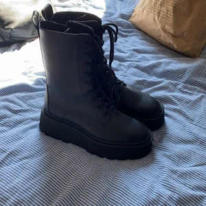 Kängor/boots - Säljer mina ascoola boots ifrån hm, endast använda 1 gång. Hör av dig om du vill ha fler bilder💕