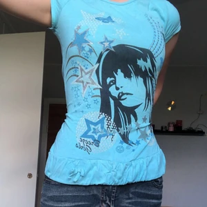 T-shirt med rhinestones - Supersöt i storlek s men kommer aldrig till användning. Superfin skick och skitnajs tryck. Frakt tillkommer annars möts jag upp i Stockholm<3